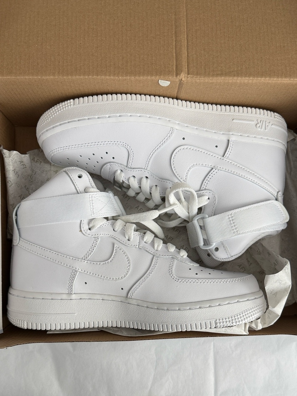 Nike Air Force 1 Mid '07 White Sneakers 
Size 7